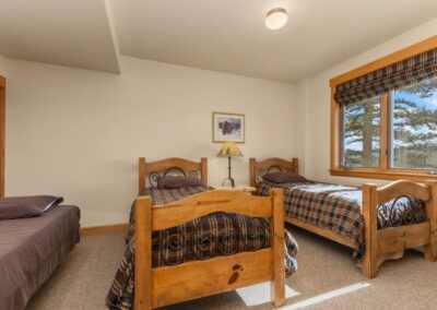 Arapahoe Lodge bedroom 3 twins