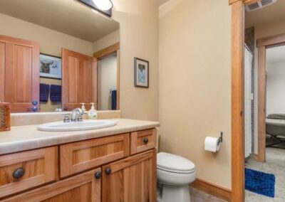 Arapahoe Lodge master bathroom