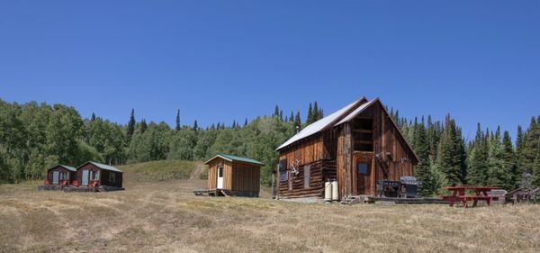 Grizzly Cabins0A rustic lodging