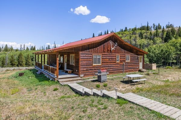 Moose Meadows0A lodging cabins