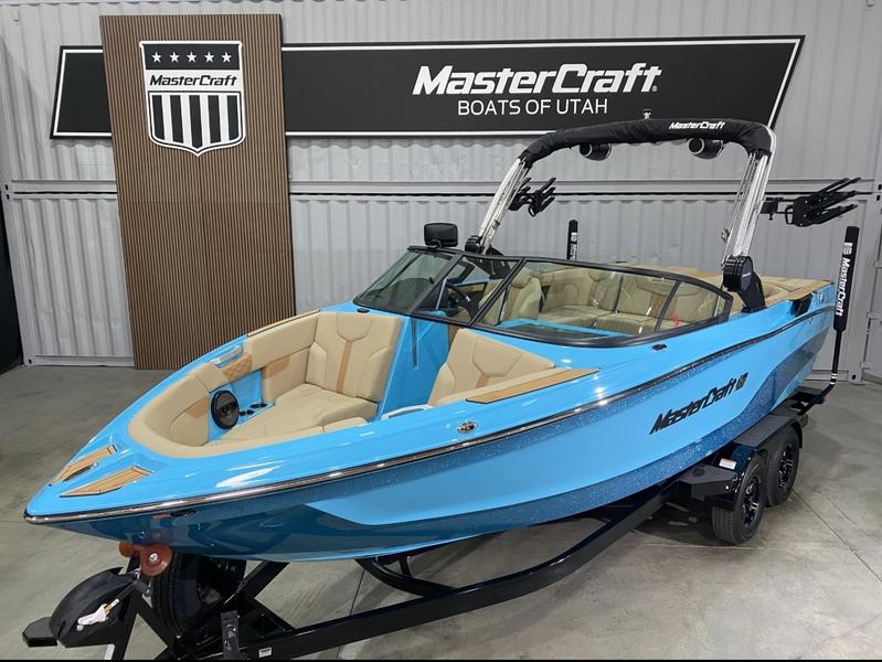Mastercraft XT23 Surf Boat